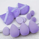 Kit with 12 multicolored makeup sponges.